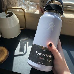 NEW 32oz hydro flask in the color Fog
